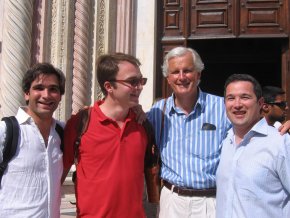 Belle rencontre avec une gentille italienne qui aime sortir au théâtre et le sport 