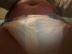 Encore un bebe abdl  en couche culote  mouillé 